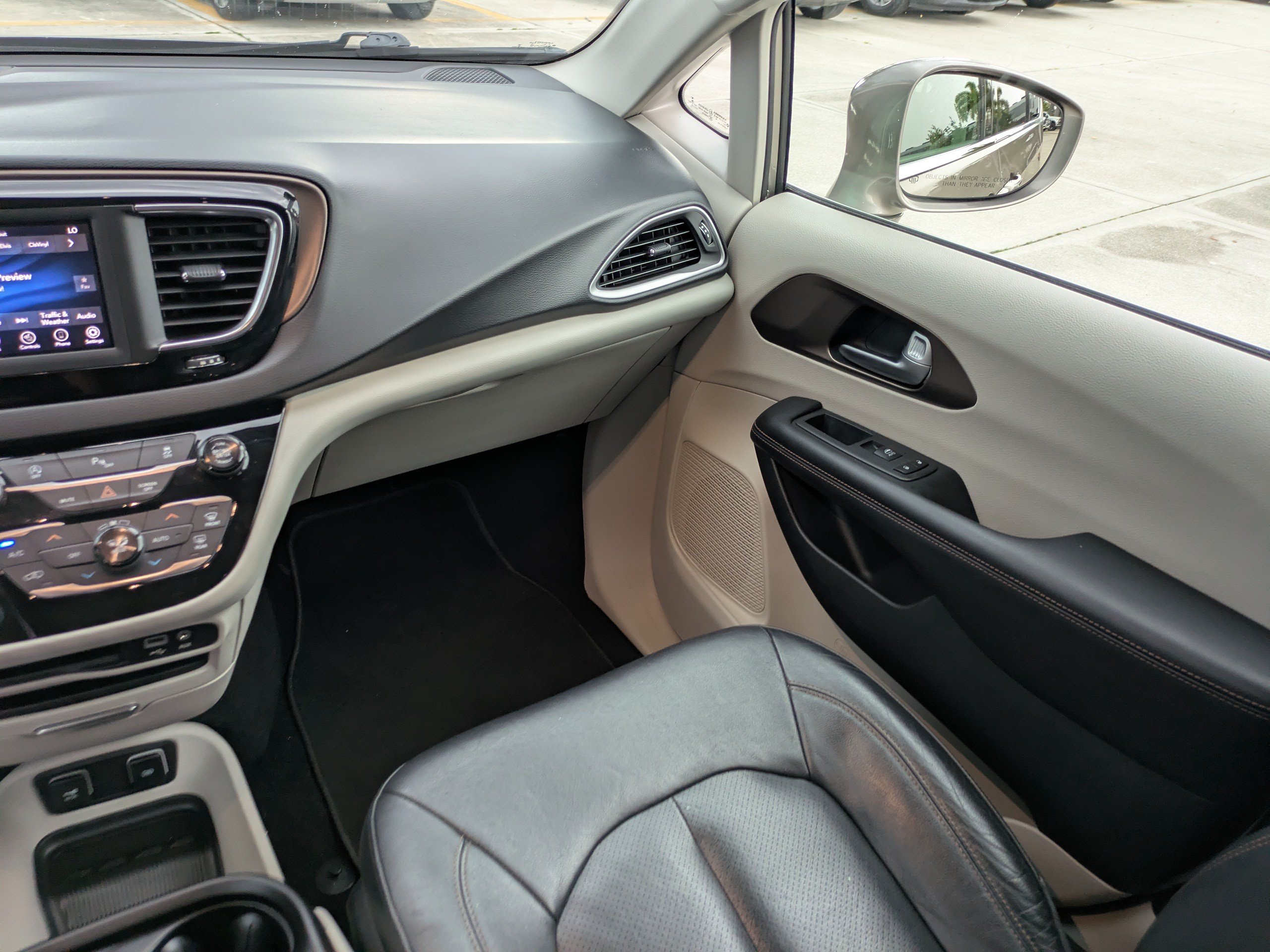 Used 2018 Chrysler Pacifica Touring-L FWD image 19