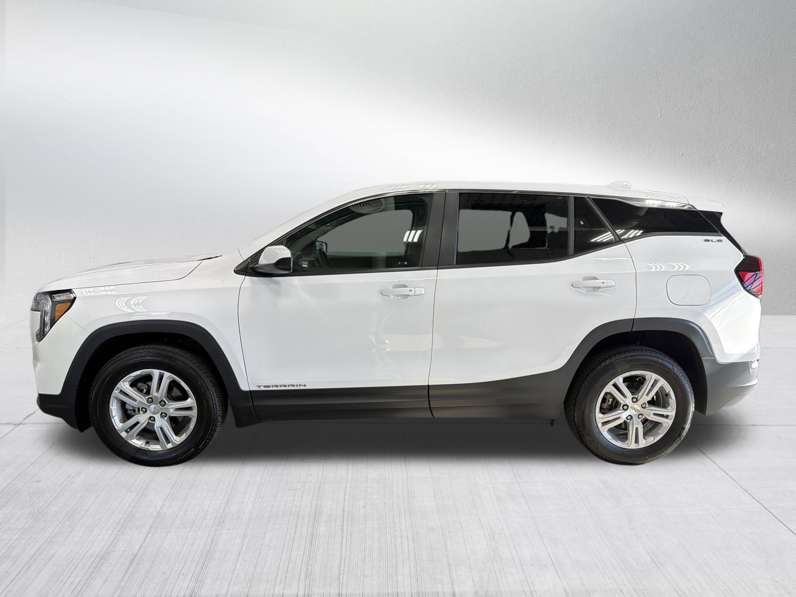 Used 2024 GMC Terrain SLE image 4