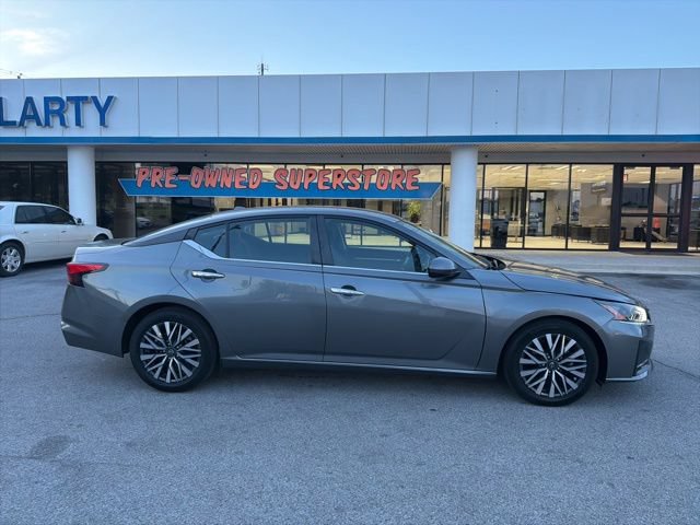 Used 2023 Nissan Altima 2.5 SV FWD image 2