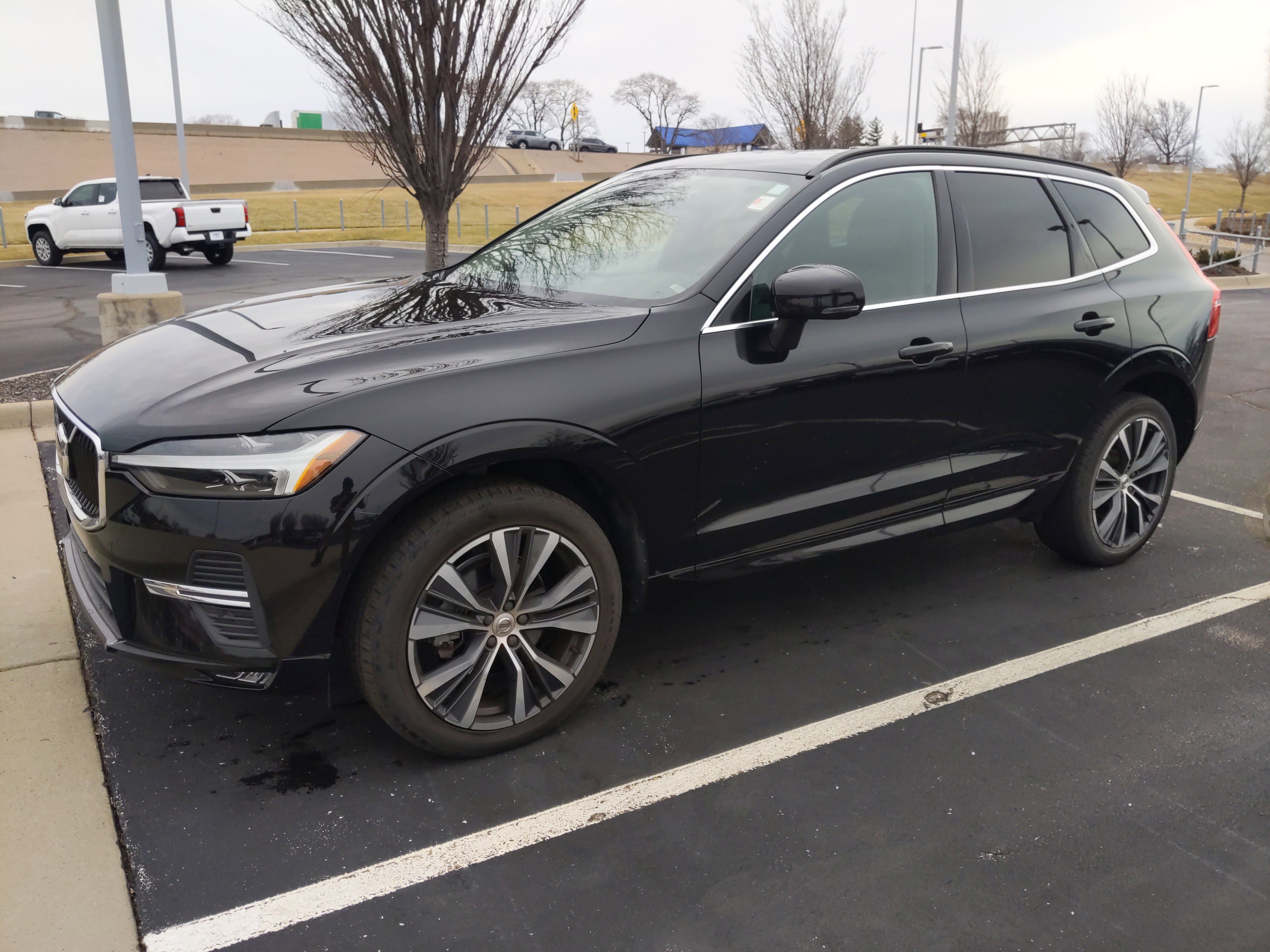 Used 2022 Volvo XC60 B5 Momentum w/ Protection Package Premier image 5