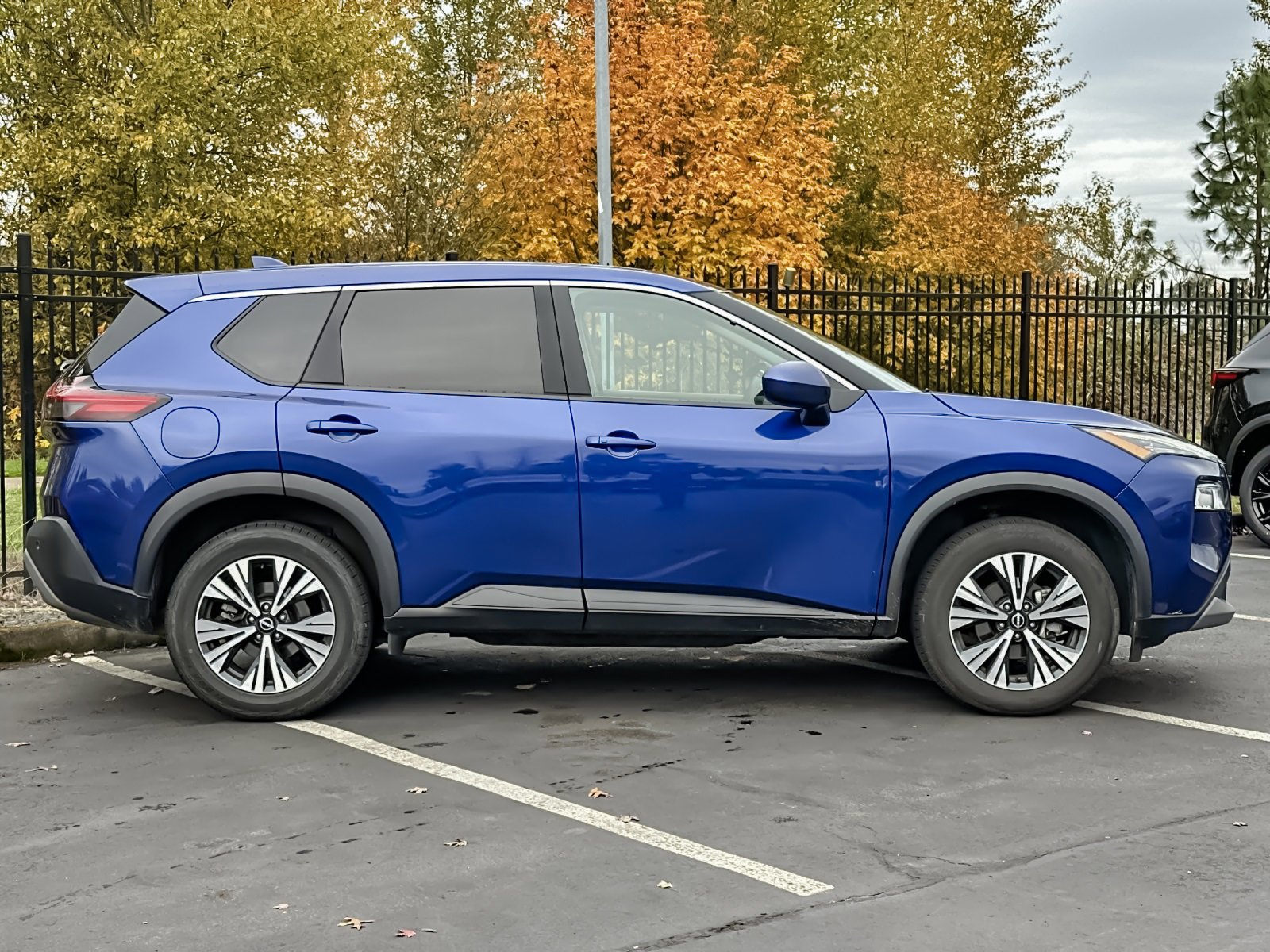 Used 2023 Nissan Rogue SV image 3