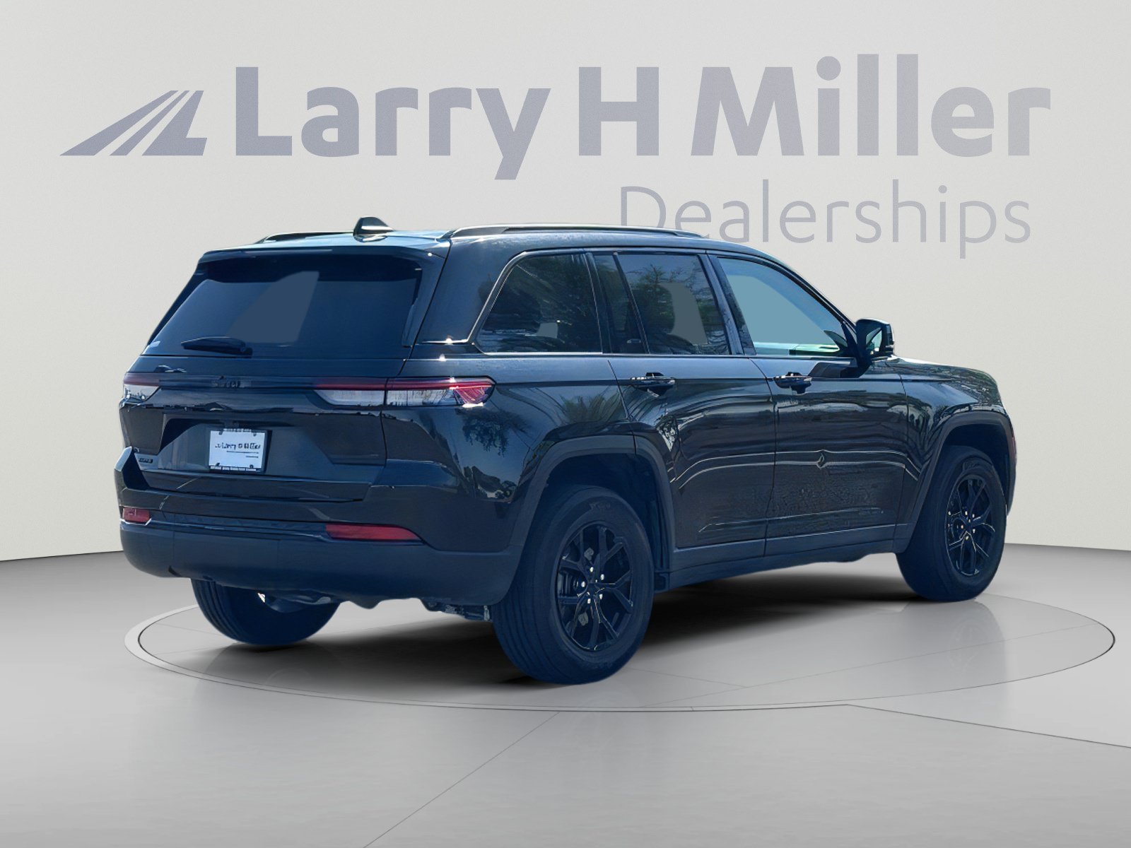 Used 2025 Jeep Grand Cherokee Altitude AWD/4WD image 6