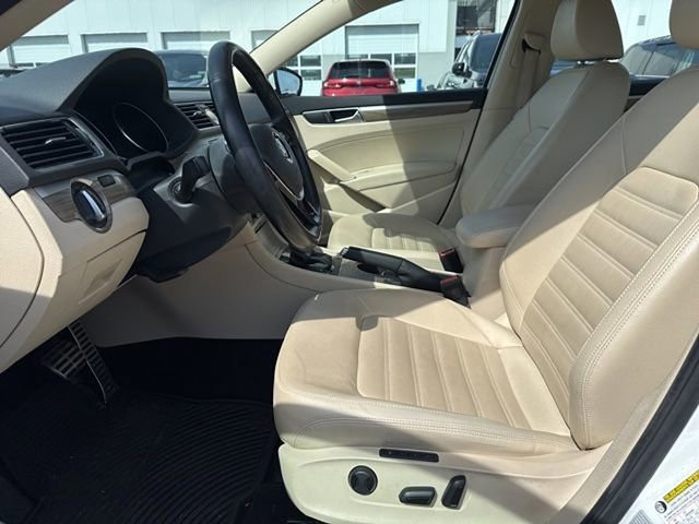 Used 2017 Volkswagen Passat 1.8T SEL Premium image 13