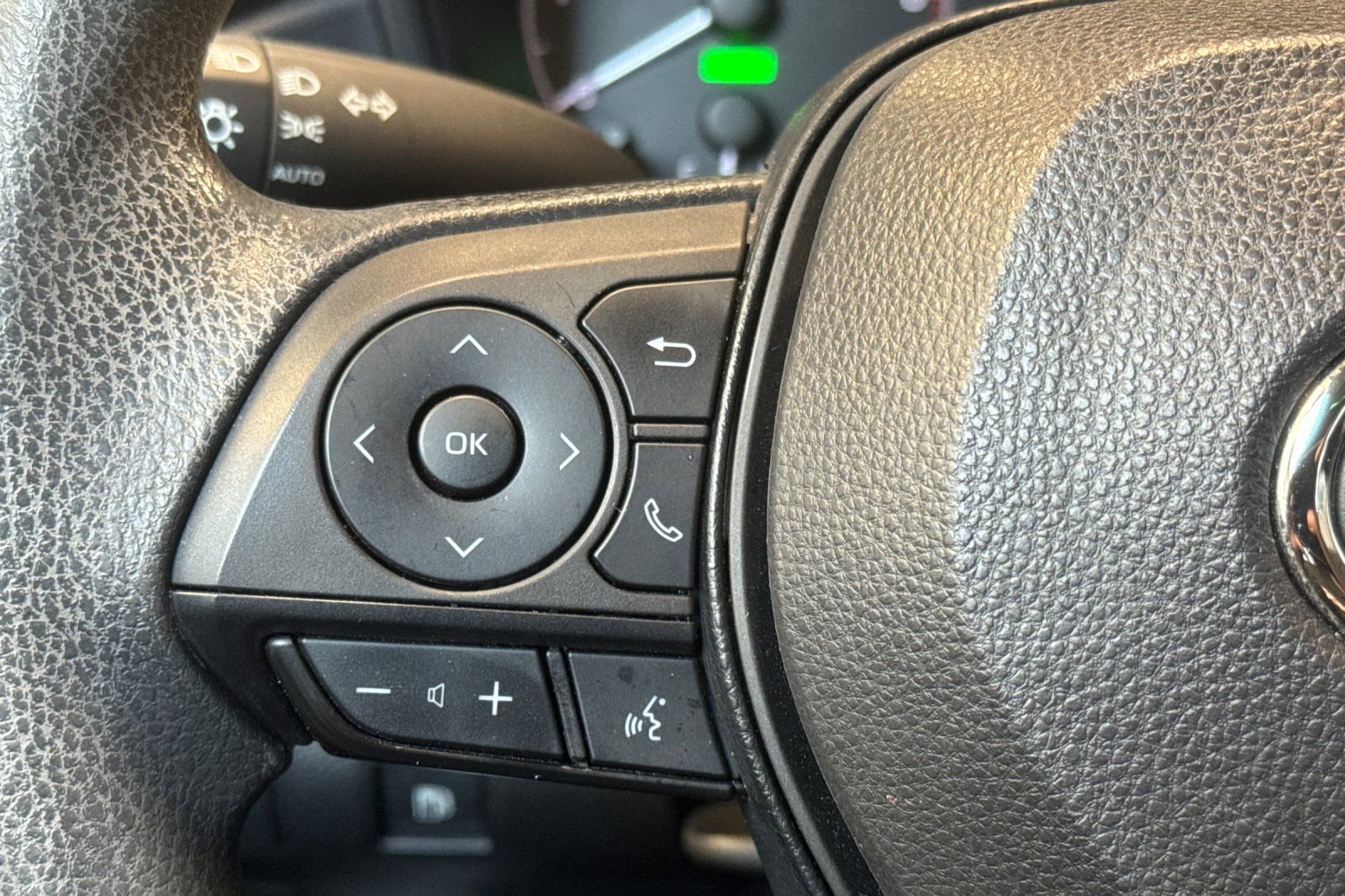 Used 2024 Toyota Corolla LE w/ LE Convenience Package FWD image 30