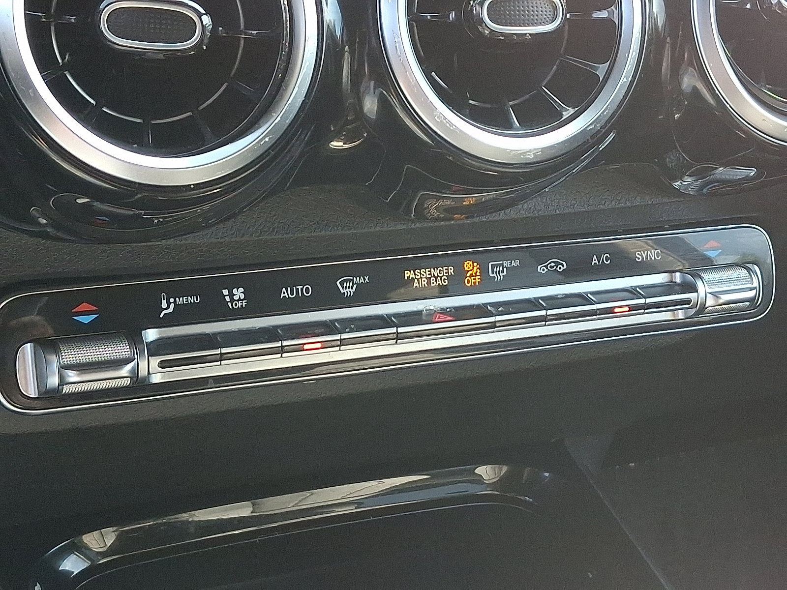 Used 2020 Mercedes-Benz GLB 250 4MATIC w/ Premium Package image 17