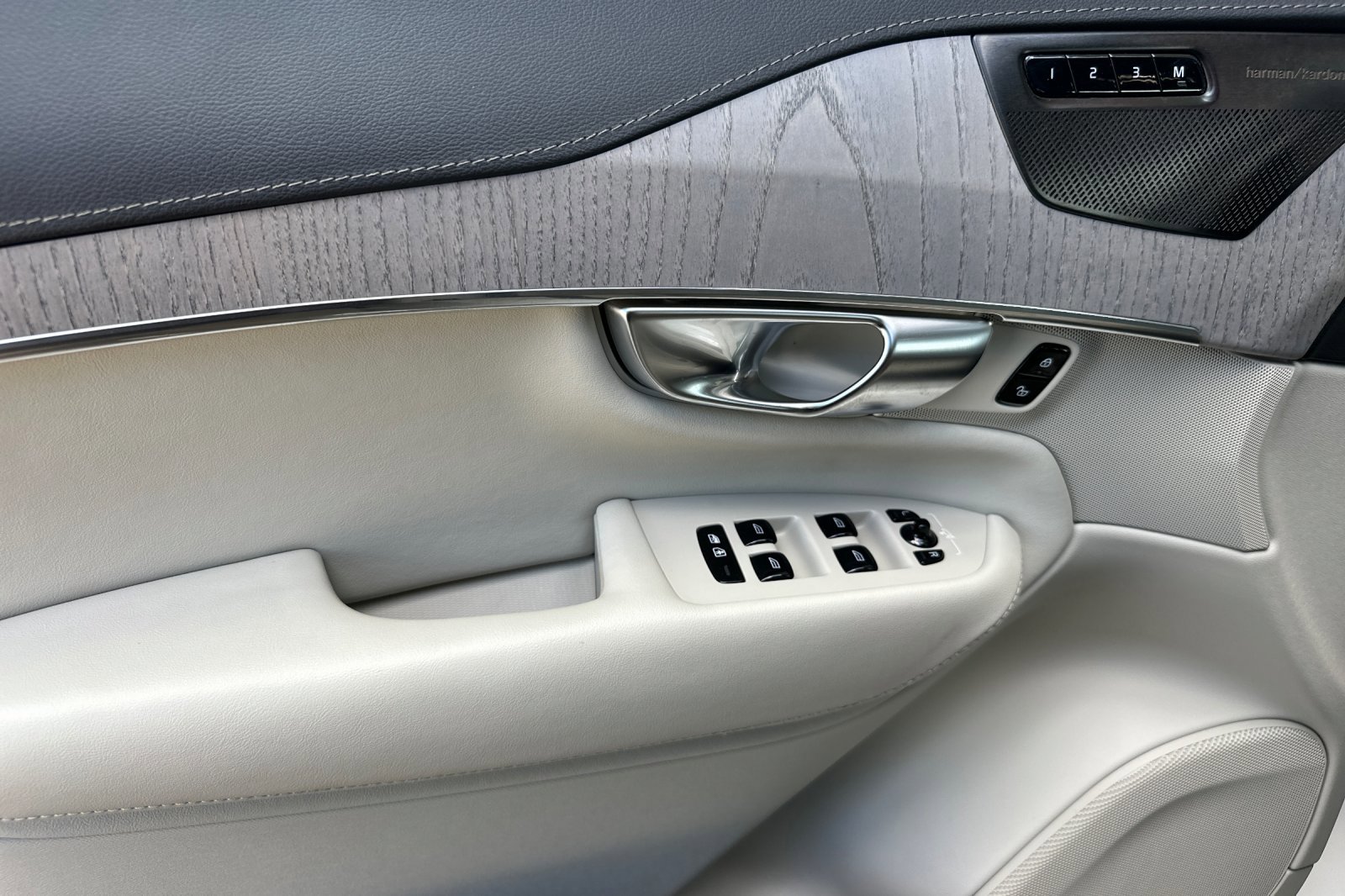 Certified 2024 Volvo XC90 B6 Ultimate w/ Protection Package Premier image 12