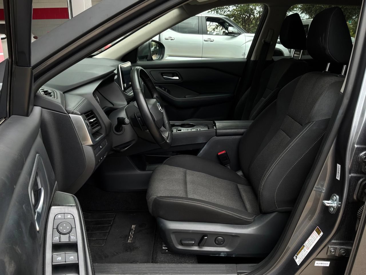 Used 2025 Nissan Rogue SV FWD image 10