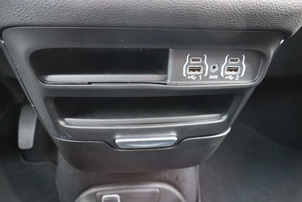 Used 2025 Chrysler Pacifica Select image 17