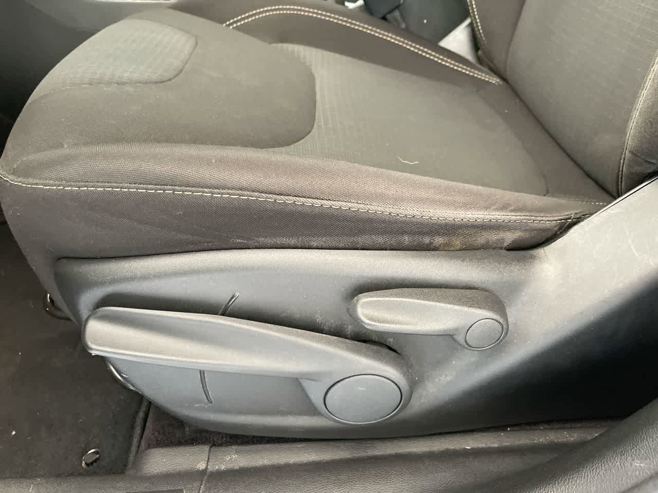 Used 2016 Jeep Cherokee Latitude FWD image 12