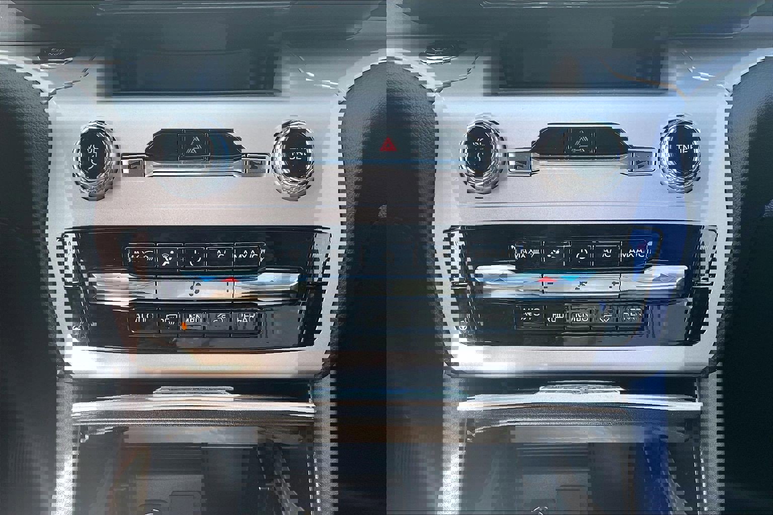 Used 2024 Ford Explorer XLT w/ Equipment Group 202A image 38