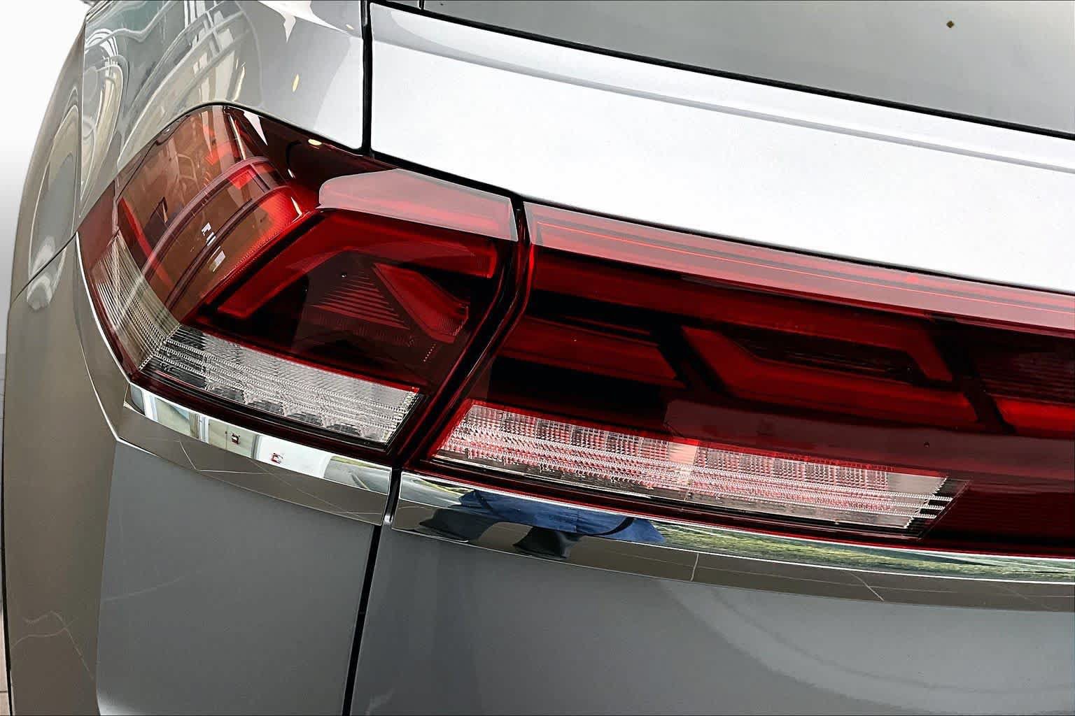 Used 2024 Volkswagen Atlas Cross Sport SEL R-Line AWD/4WD image 28