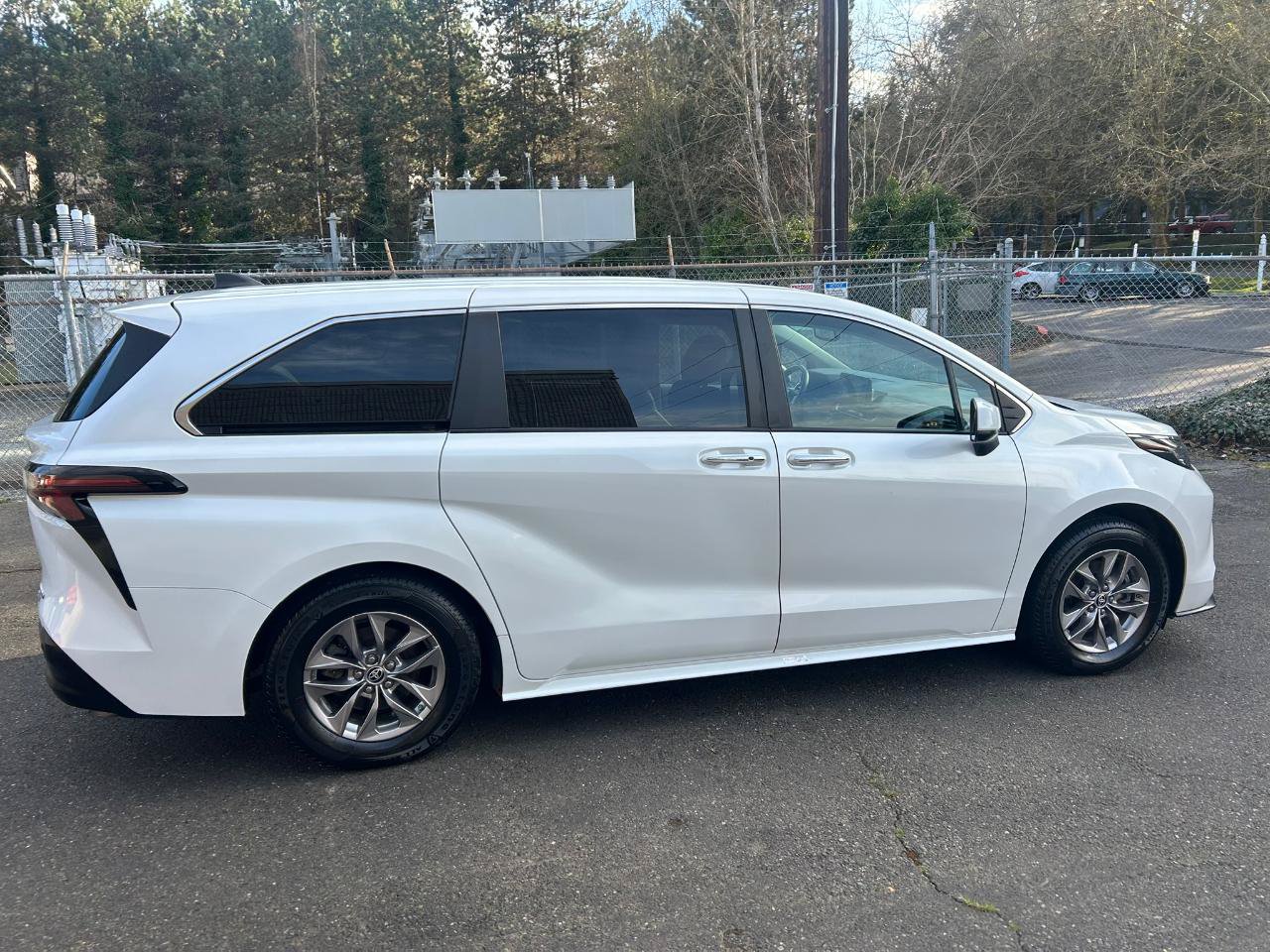 Used 2023 Toyota Sienna XLE AWD/4WD image 4
