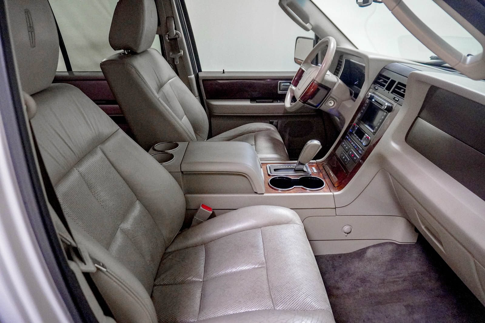 Used 2011 Lincoln Navigator L 4WD image 32