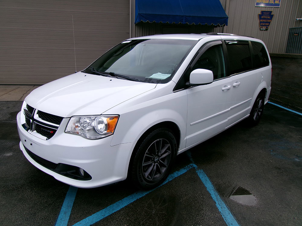 Used 2017 Dodge Grand Caravan SXT image 1