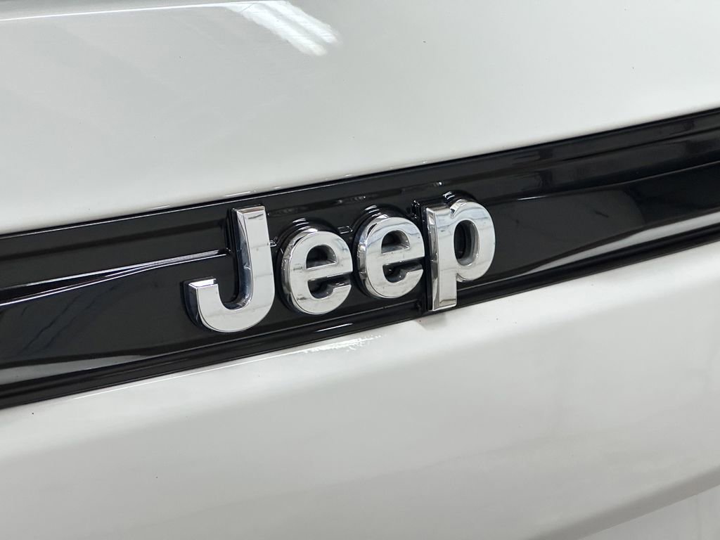 Used 2023 Jeep Grand Cherokee Laredo image 17