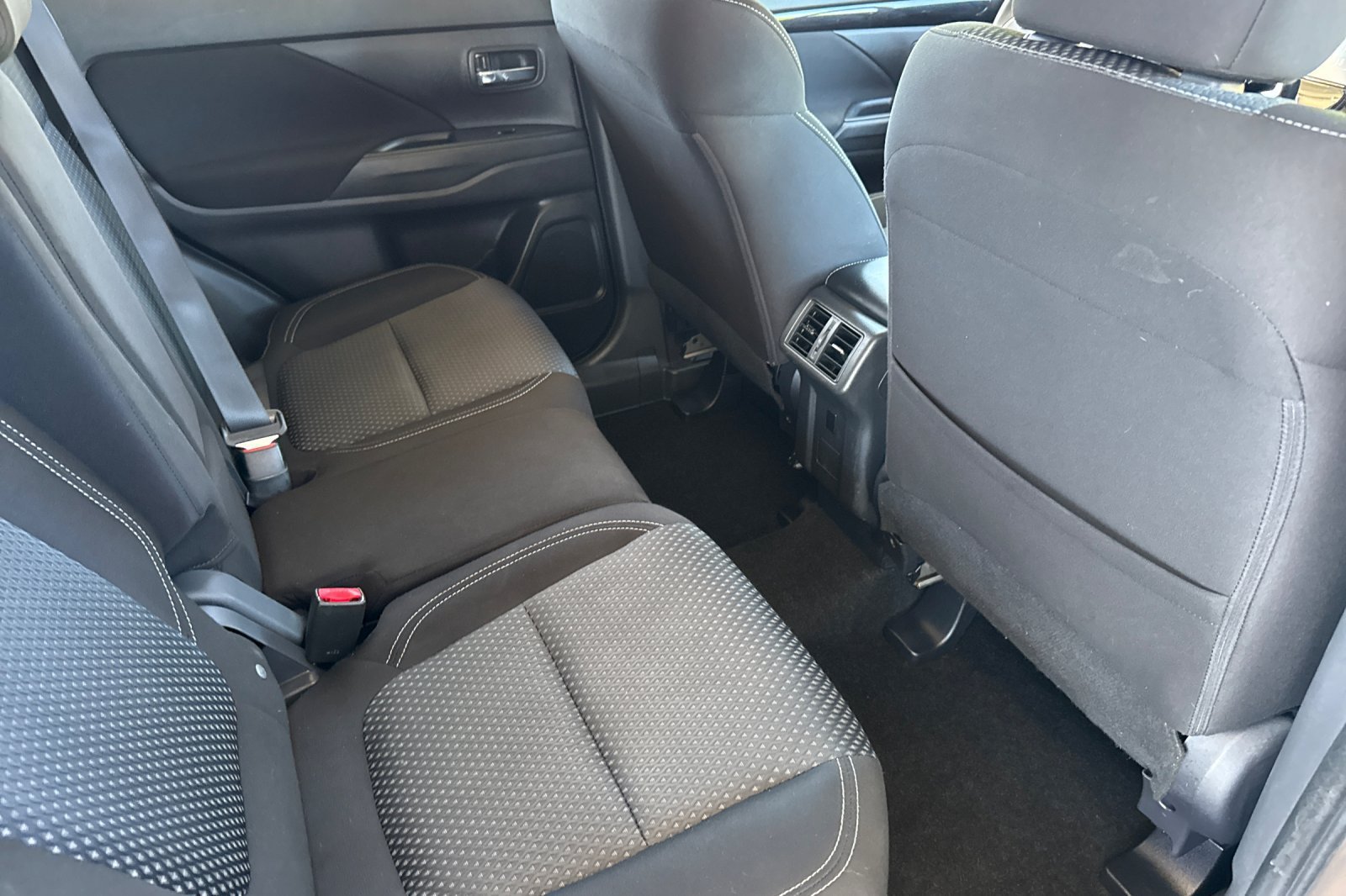 Used 2020 Mitsubishi Outlander ES FWD image 24