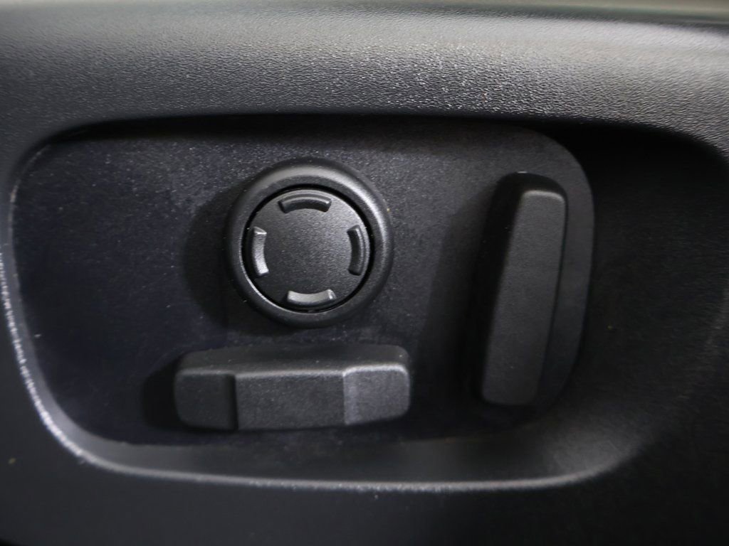 Used 2023 Land Rover Range Rover Velar R-Dynamic S image 38