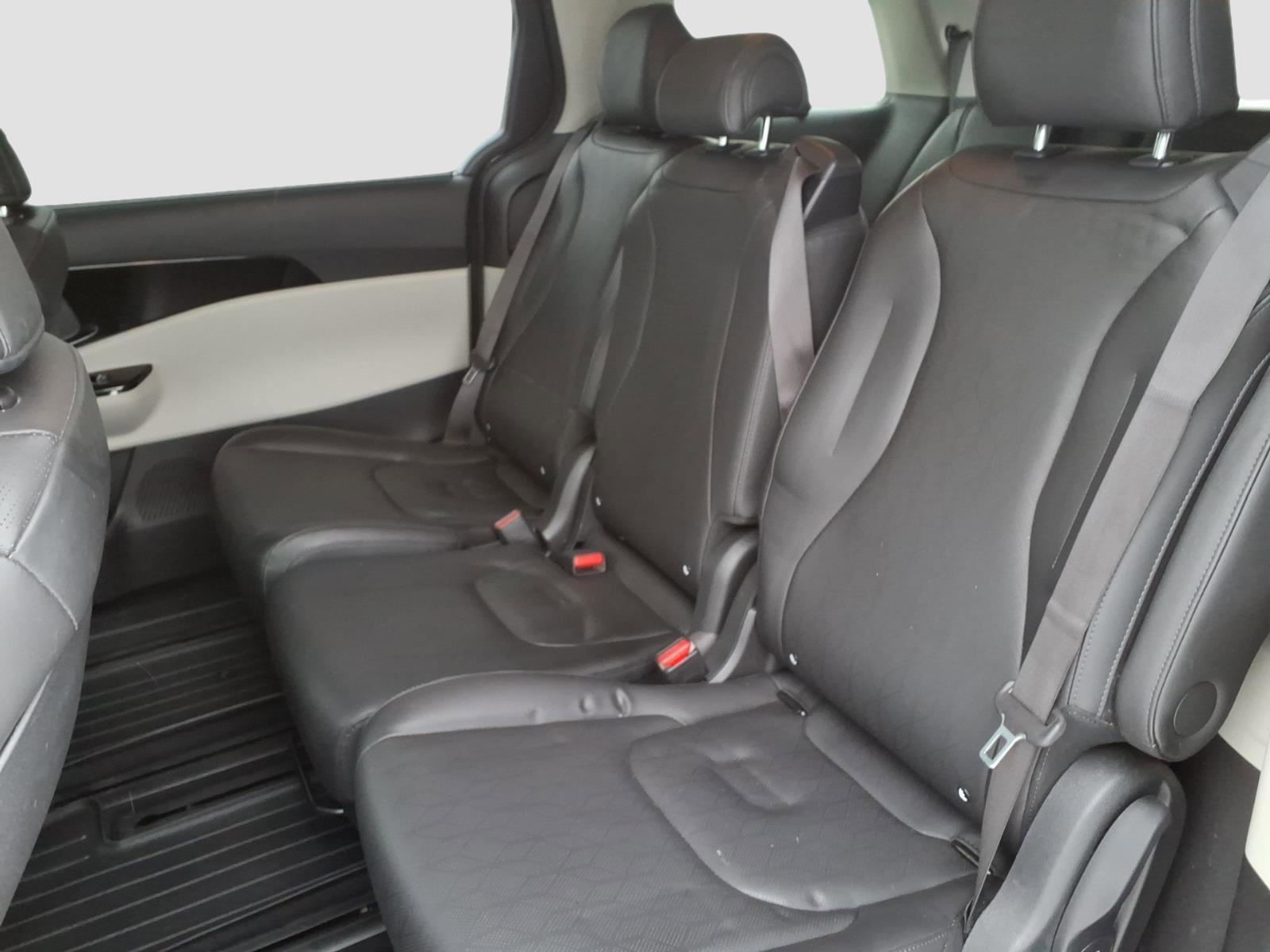 Used 2022 Kia Carnival EX image 14