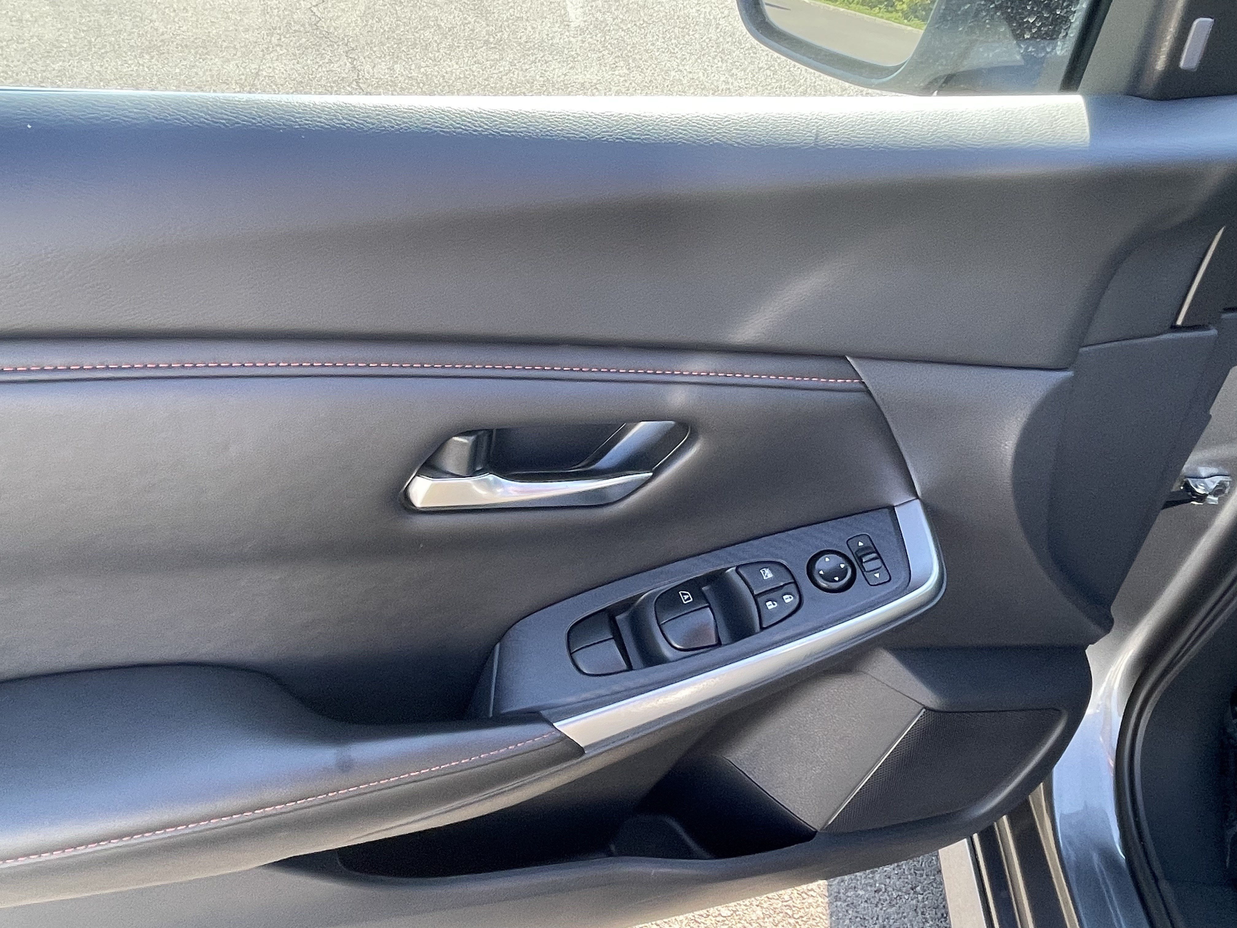 Used 2025 Nissan Sentra SR FWD image 17