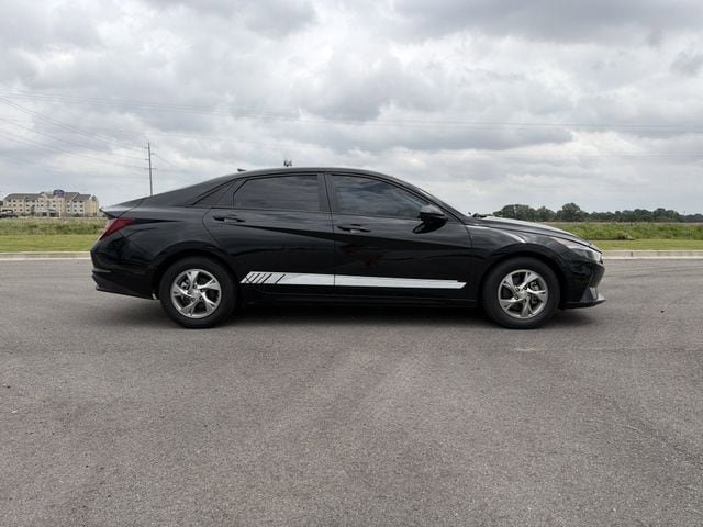 Used 2021 Hyundai Elantra SE FWD image 6