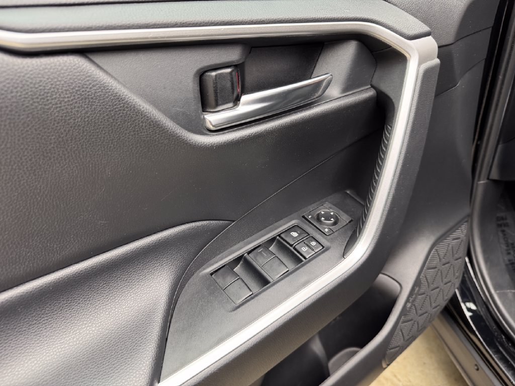 Used 2020 Toyota RAV4 XLE w/ Convenience Package AWD/4WD image 12