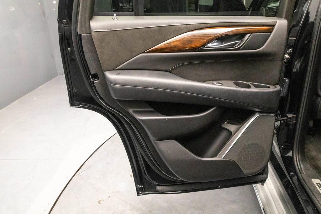 Used 2015 Cadillac Escalade Luxury image 25