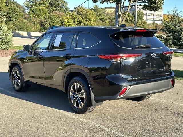 Used 2022 Toyota Highlander XLE AWD/4WD image 34