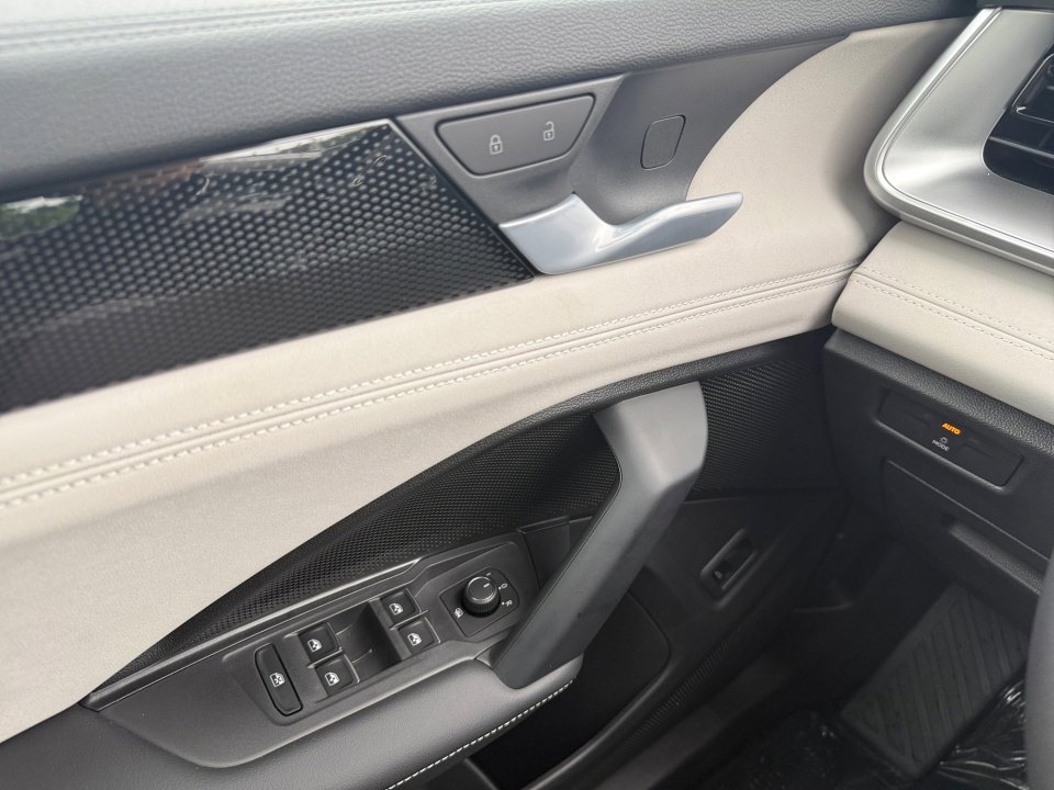 New 2026 Volkswagen Tiguan SE FWD image 32