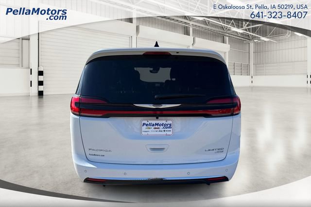 New 2026 Chrysler Pacifica Limited w/ Uconnect Theater Family Group image 4