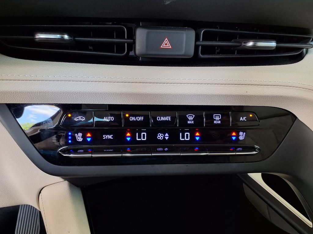 Used 2022 Buick Envision Avenir w/ Technology Package II FWD image 33
