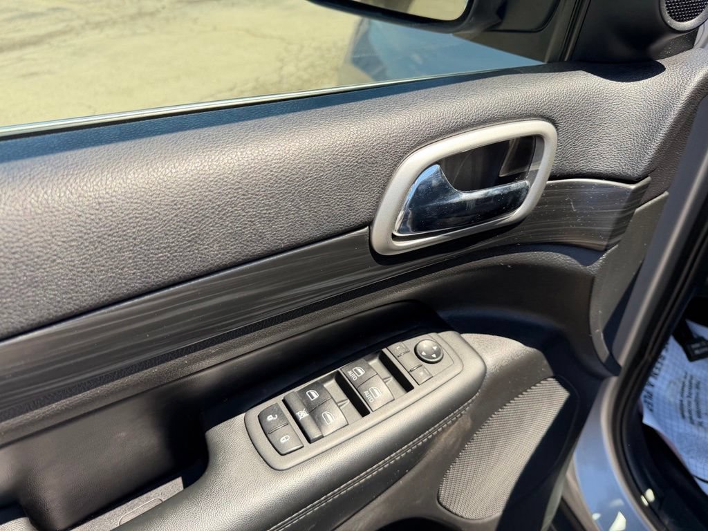Used 2019 Jeep Grand Cherokee Laredo AWD/4WD image 10