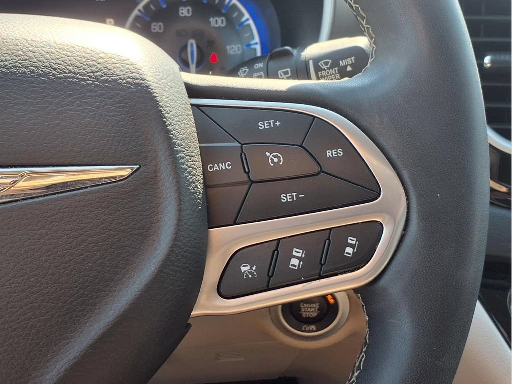 Used 2024 Chrysler Pacifica Touring-L FWD image 13