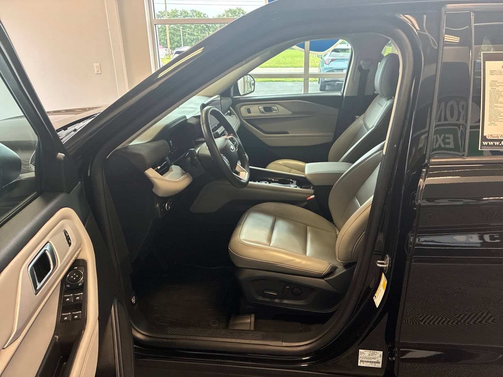 Used 2025 Ford Explorer Active w/ Active Comfort Package AWD/4WD image 18