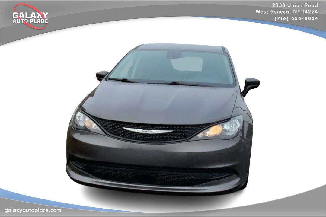 Used 2023 Chrysler Voyager LX image 2