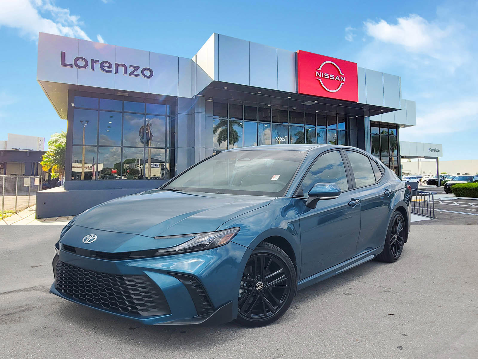 Used 2025 Toyota Camry SE FWD image 1