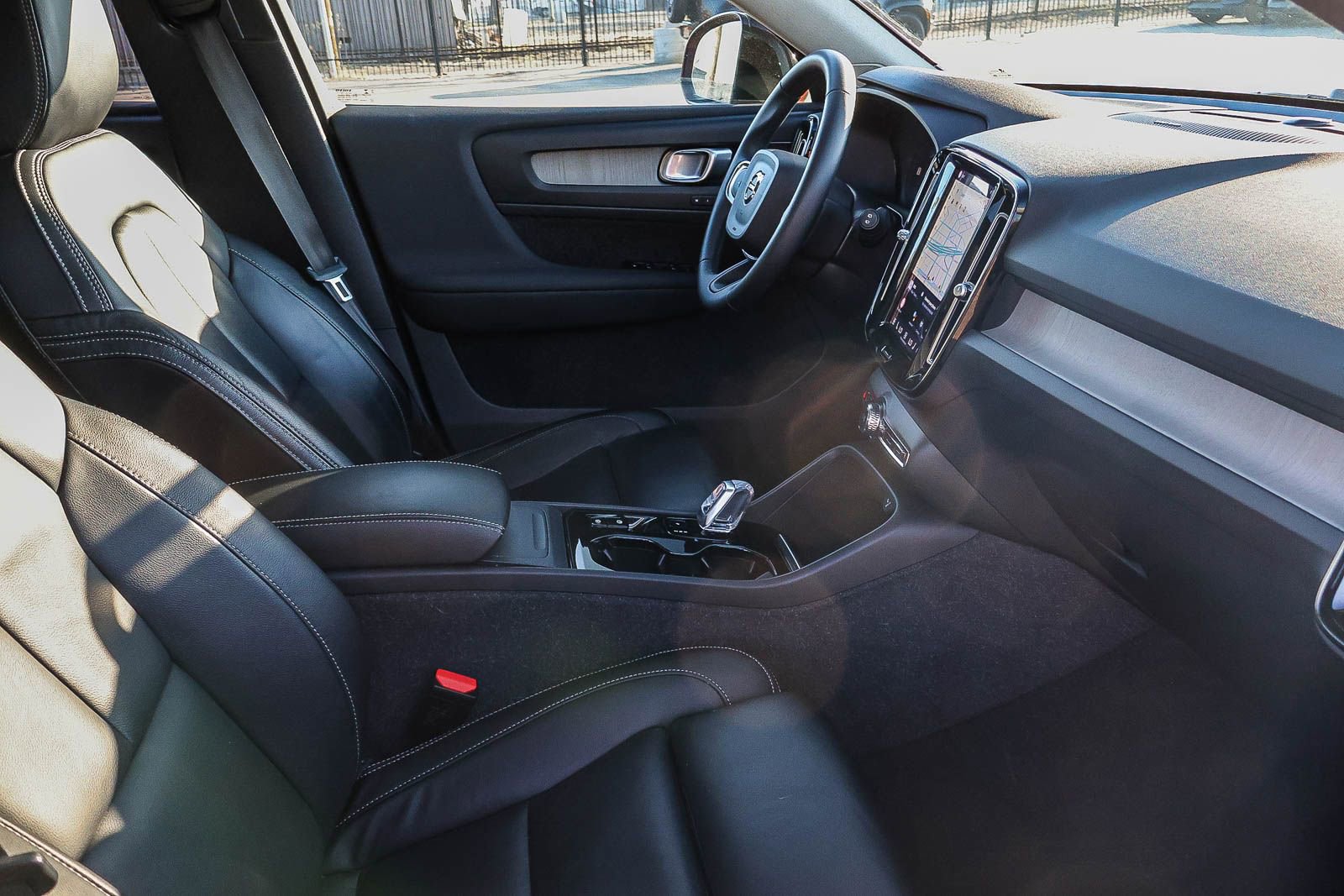 Used 2023 Volvo XC40 B5 Ultimate w/ Protection Package Premier image 18