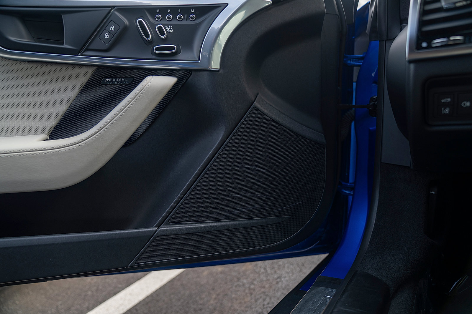 Used 2022 Jaguar F-TYPE R image 17