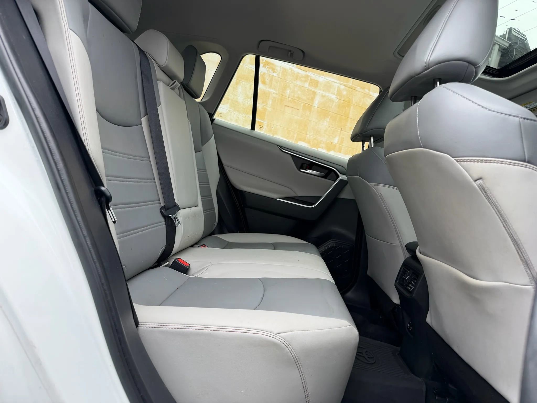 Used 2020 Toyota RAV4 XLE Premium image 14