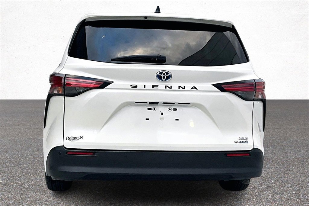 Certified 2021 Toyota Sienna XLE image 6
