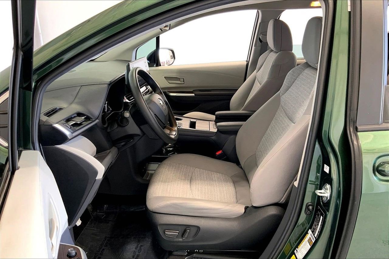 Used 2024 Toyota Sienna LE image 18