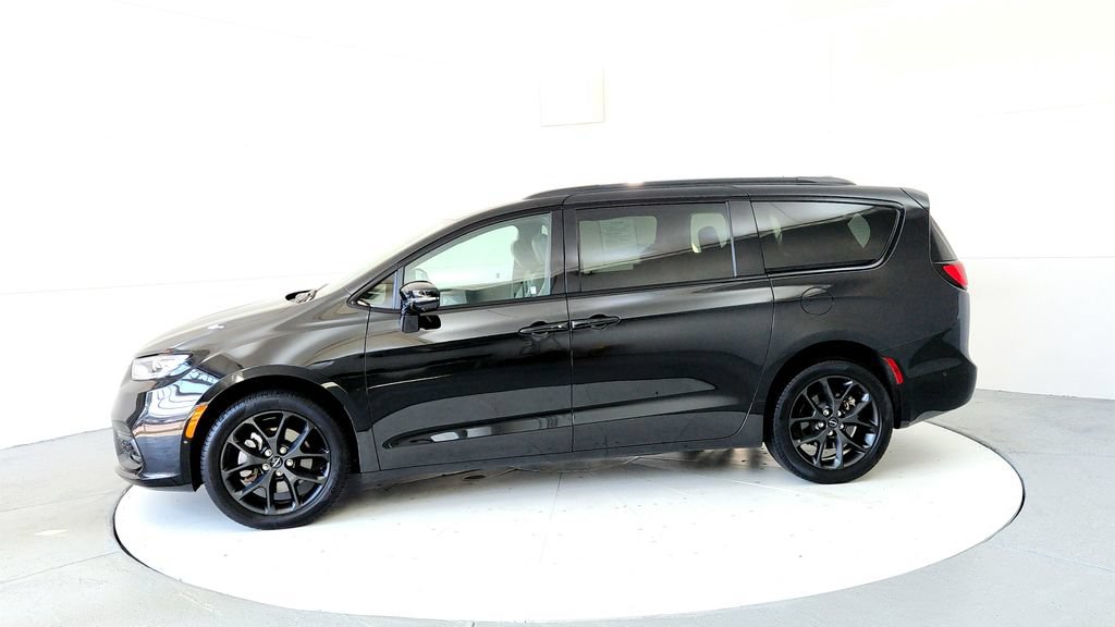 Used 2023 Chrysler Pacifica Limited w/ Uconnect Theater Family Group AWD/4WD image 3