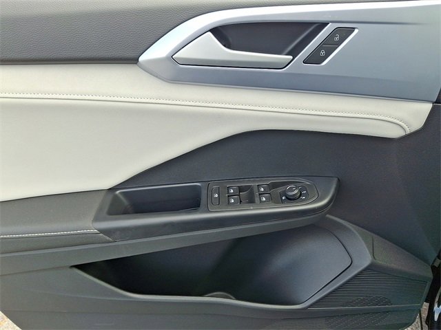 New 2025 Volkswagen Taos SE image 14