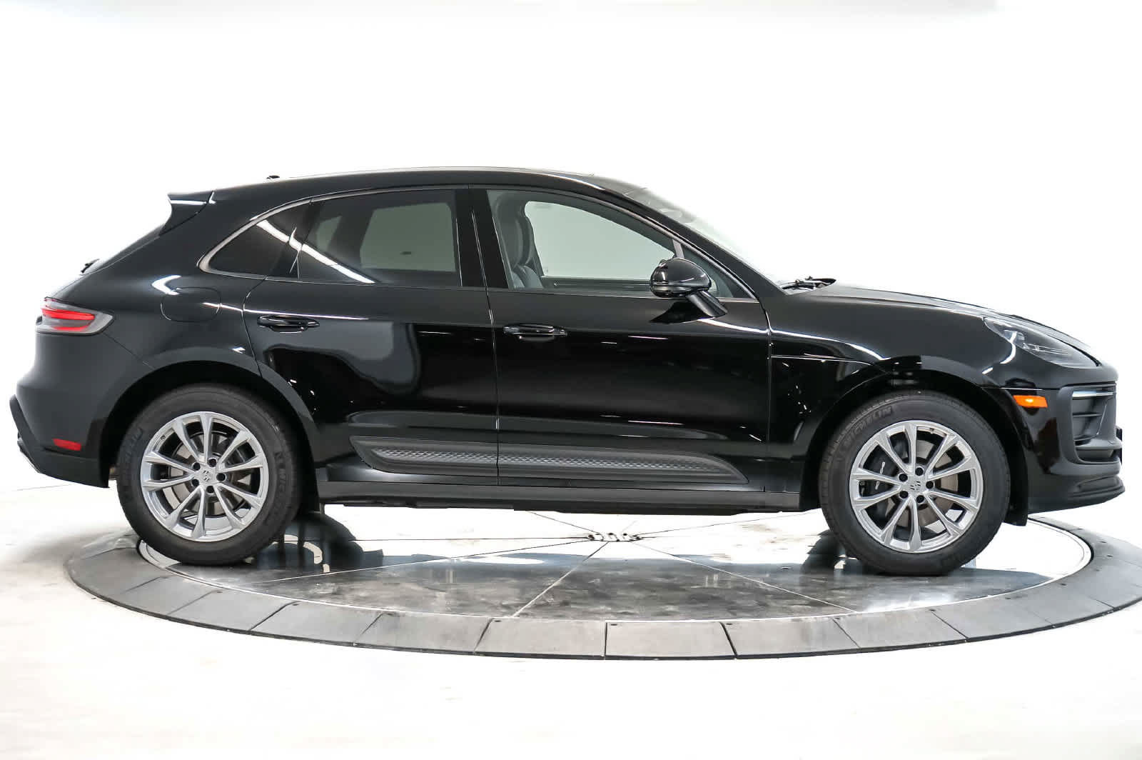 Certified 2026 Porsche Macan AWD/4WD image 8