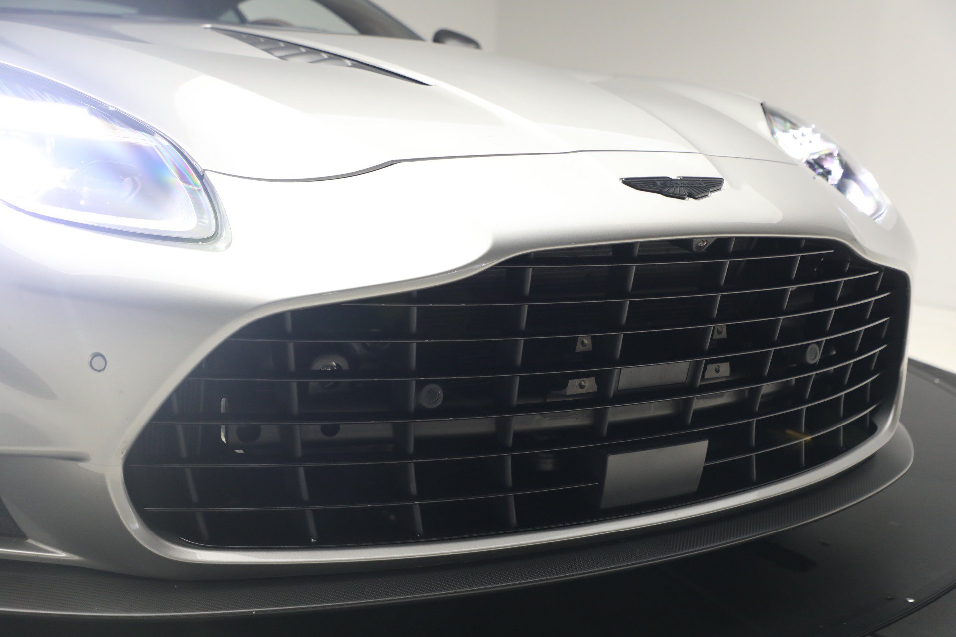 Used 2025 Aston Martin Vanquish RWD image 14