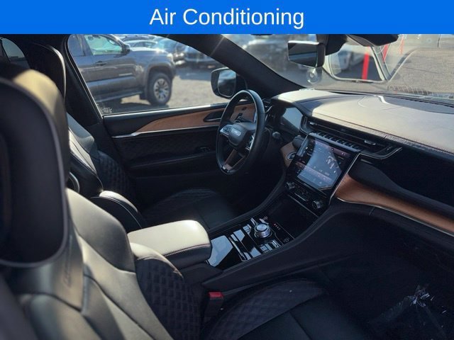 Used 2023 Jeep Grand Cherokee Summit AWD/4WD image 31