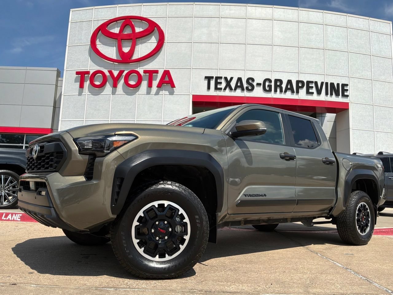 Used 2024 Toyota Tacoma TRD Off-Road w/ TRD Off Road Premium Package AWD/4WD image 2