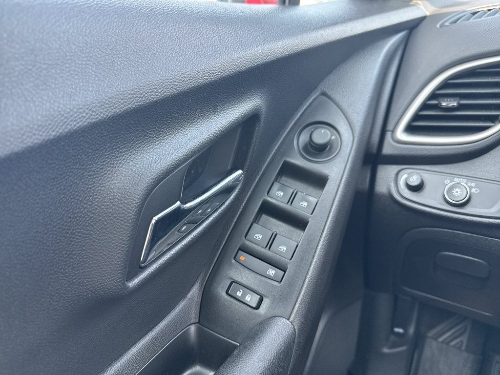 Used 2020 Chevrolet Trax LT w/ Driver Confidence Package FWD image 19