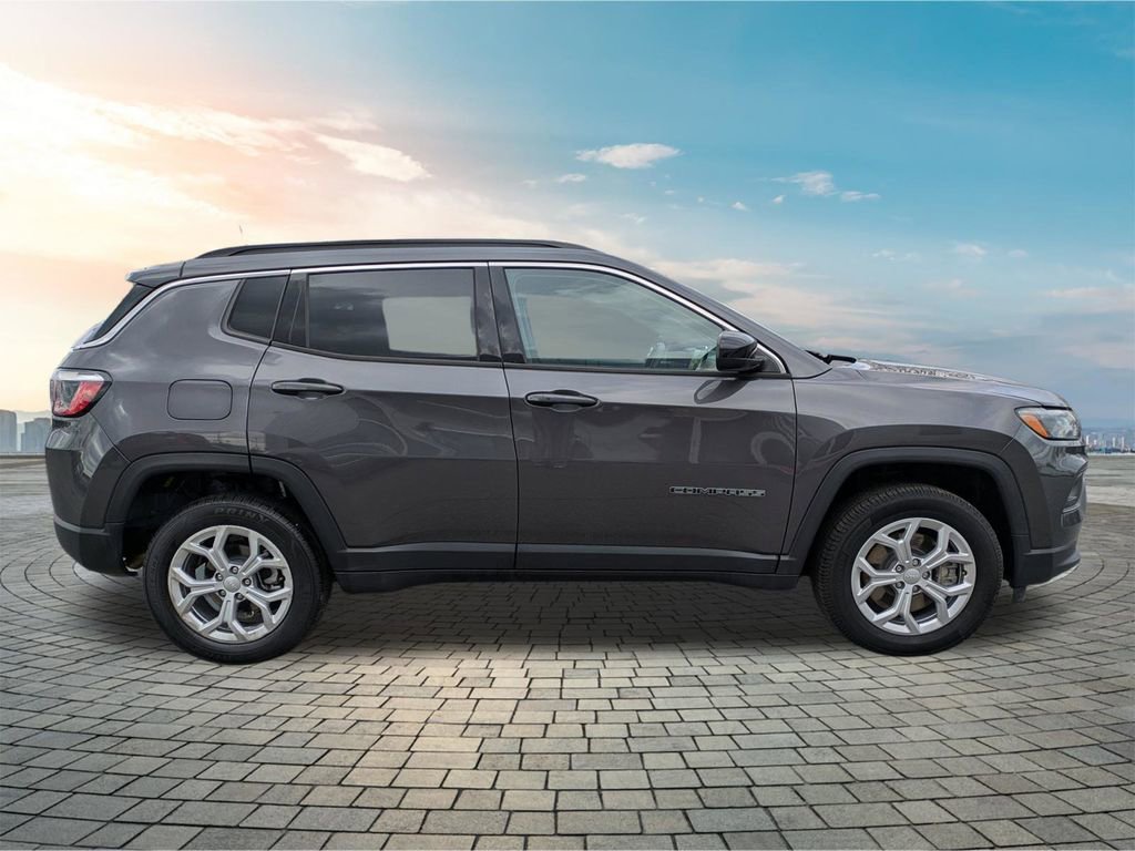 Used 2024 Jeep Compass Latitude image 4