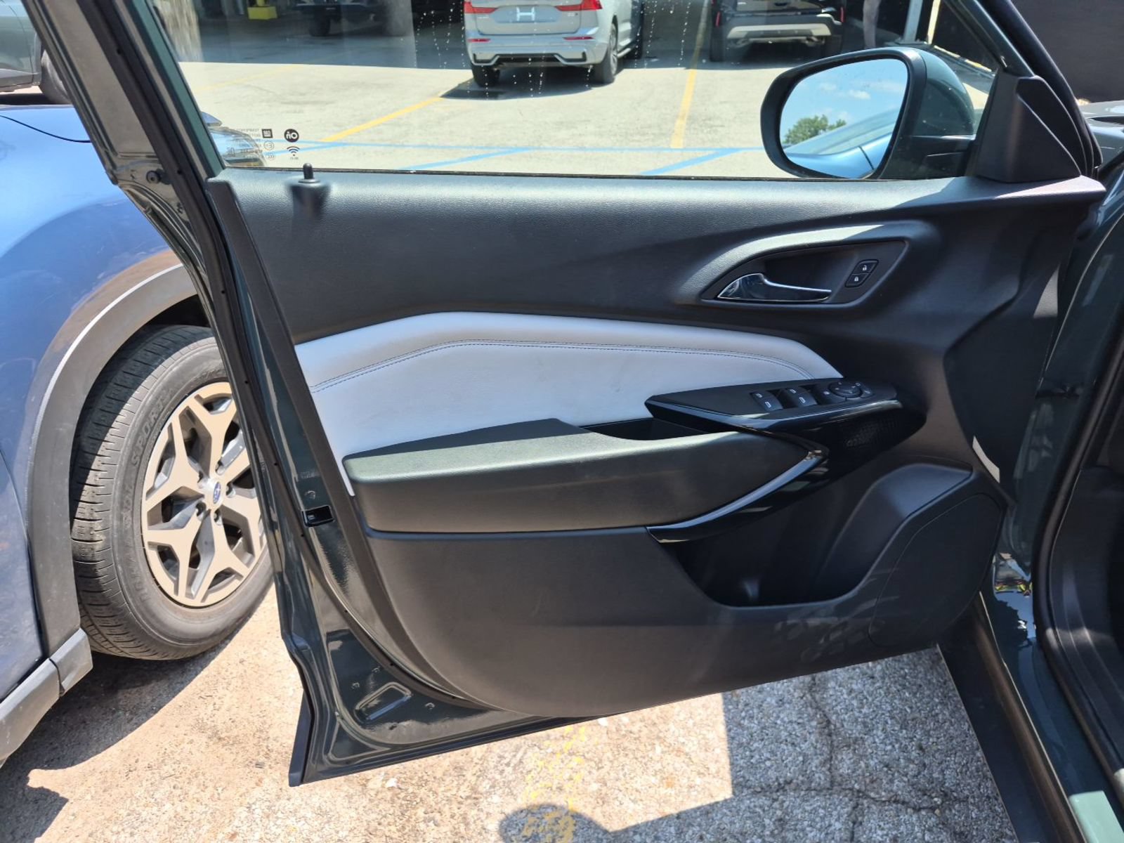 Used 2025 Chevrolet Trax LT FWD image 5