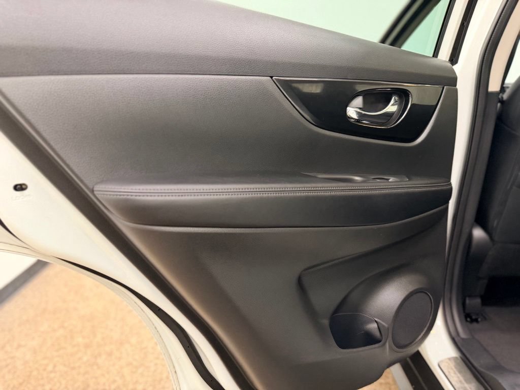 Used 2017 Nissan Rogue SV AWD/4WD image 23